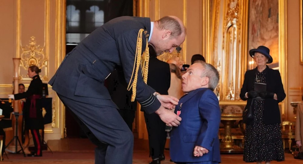 Warwick Davis receives his OBE from Prince William - Fantha Tracks | Daily  Star Wars News
